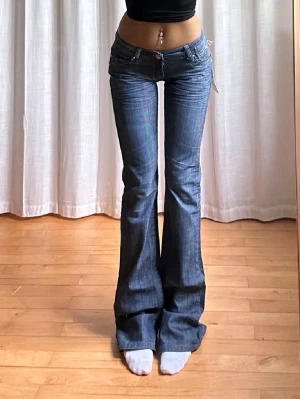 Lågmidjade jeans - Galet snygga lågmidjade vintage jeans med långa ben !!💖💖💖💖💖 Endast använda ett fåtal gånger av mig. Innerbenslängd: ca 87cm , midjemått (tvärs över): ca 36cm . ❗️OBS lånade bilder från förra säljaren ❗️