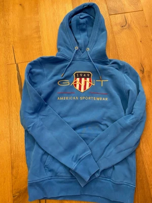 Gant hoodie  - Säljer nu en hoodie från Gant. I nyskick, inga skavanker. Äkta, köpt på Gant.           STORLEK-M.               Vid frågor är det bara o skriva, priset kan diskuteras. 