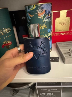 Parfums de Marly - Stilren parfym från Parfums de Marly i en mörkblå flaska med silverdetaljer. Perfekt för dig som vill sticka ut med en exklusiv touch. Tillverkad i Paris. 100ml 