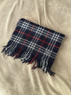Mörkblå Burrbery halsduk - Mörkblå burberry halsduk. Hör av dig vid frågor! P3
