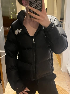 Svart pufferjacka från The North Face - The North Face Nuptse puffrr jacker in size S🤩. Has been in use for two winters. Overall look is like new, some minor scratches can be found. 