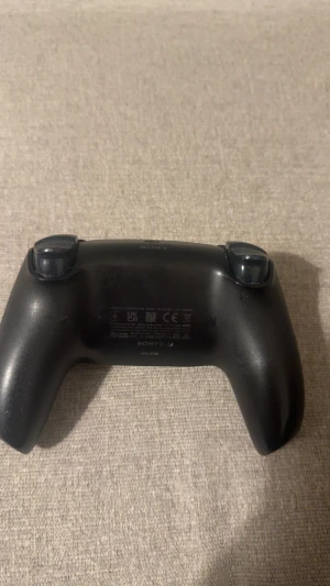 PlayStation 5 DualSense Wireless Controller - Hej jag säljer min sons ps5 kontroll som har en sönderig joystick och att toutchpaden e lös men den e perfekt för att använda bitarna till en annan kontroll.
