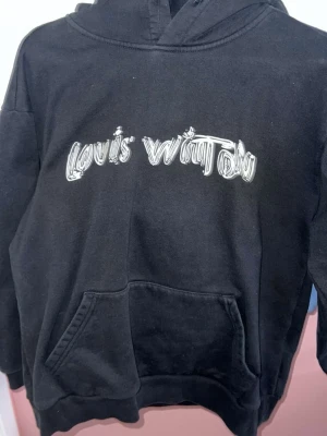 Louis vuttion  - En äkta Louis vuttion aldrig använt. Dm för mer info om detta plagg. 