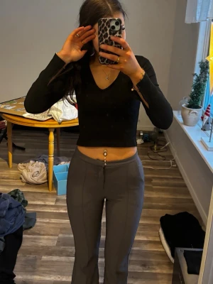 Grå kostymbyxor med bootcut - Säljer ett par stilrena grå kostymbyxor med bootcut och halvt lågmidjade