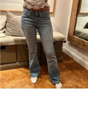 Levis ljusblå bootcut jeans - Säljwr ett par super snygga jeans. Kommer ej till andvändning, mycket bra skick inga slitningar. Midje mått 80cm!❤️