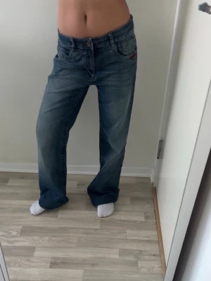 LOW jeans - Jätte fina låg midjade jeans som är mer baggy. Innerbenslängd: 77 midjemått rakt över: 36cm