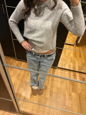 Low waist jeans - Ultra Low waist Jeans från Gina tricot. Något bredare jeans som sitter snyggt 🥰 säljer då dom tyvärr är för stora för mig! 