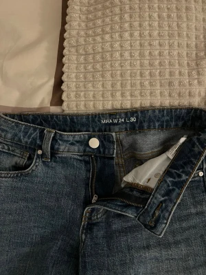 Blå raka jeans  - Säljer ett par blå jeans i rak modell. 