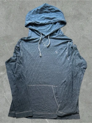 Abercrombie&filtch hoodie - Tunn hoodie från Abercrombie&fitch. Skickas inom 1 dag efter köp. Skickas bara me PostNord🙌🏼för frågor osv så är de bara å kontakta mig😇🙌🏼