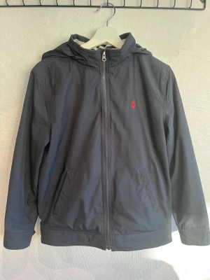 Polo Ralph lauren windbreaker - Säljer nu denna feta Ralph lauren windbreaker | skick mycket bra | storlek L i barnmodell skulle säga ungefär 164 | ny pris 1499 ungefär | mitt pris 649 | Priset är inte hugget i sten | hör gärna av er vid minsta fundering eller fråga🙌
