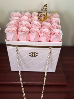 Elegant Evighetsros box.  - Säljer handgjorda Evighetsrosor handgjorda. Denna är elegant med en fin rosa presentväska med rosa konstgjorda rosor med guldfjäril detalj. Evighetsrosorna Luktar som äkta rosor. 