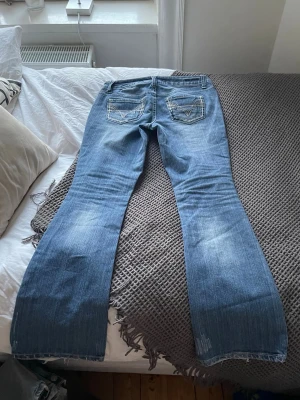 Lågmidjade bootcut jeans! - Skit snygga coola lågmidjade bootcut jeans som är vintage och liknar miss me jeansen! De är i super bra skick med inga defekter! Midjemåttet - 37 cm. Innerbenslängden - 78 cm 💕