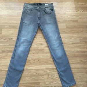Replay ljusgrå jeans  - Storlek W31, L32.  Säljer ett par ljusgrå jeans från Replay. Jeansen är i ett väldigt bra skick och bara använt i fåtal gånger. Pris kan vara förhandlingsbart! 