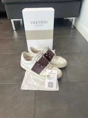 Valentino open skor  - Valentino open skor herr| pris:1790kr| storlek:41| skick: 7/10| box, dustbag och kvitto tillkommer| hör av dig vid minsta lilla fundering eller fråga| 