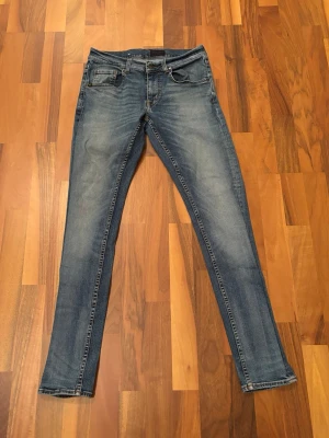 Tiger Of Sweden Jeans - Tjenare! Just nu säljer vi ett par Tiger Of Sweden jeans i modellen Slim. Nypris ligger dessa runt tusenlappen medans vårat pris endast är 379kr. Skicket är nästintill nytt då tagsen är borta men inte en enda fläck syns. Storleken är W28 L30. Har ni funderingar är det bara att höra ev er!🔥