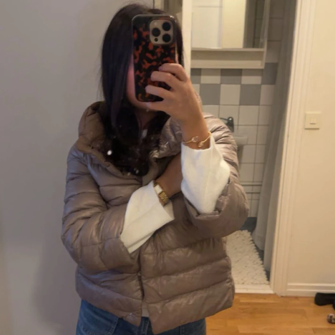 Beige pufferjacka med hög krage - 3