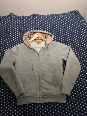 Burberry hoodie  - Storlek S. Passar runt 175. Äktahetsbevis finns ej. Hör av er vid frågor!