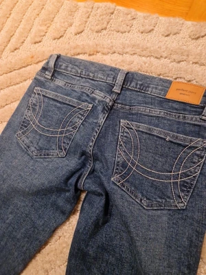 Lågmidjade jeans - Använda jeans från Gina, i fint skick! Stl. 38. Säljer för dem är lite för korta för mig