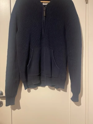 Marinblå stickad tröja från Replay - Säljer en marinblå stickad tröja från Replay i storlek M. Är lite smutsig, men inget som en tvätt inte kan lösa. Hör av dig vid frågor eller funderingar!