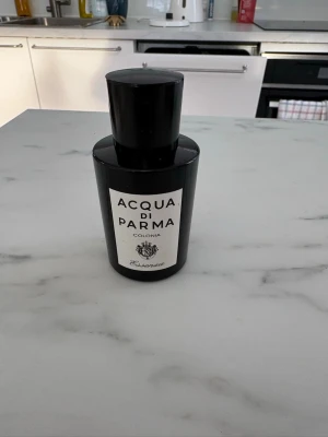Acqua di Parma Colonia Essenza - Stilren och klassisk Eau de Cologne från Acqua di Parma. Flaskan innehåller 50 ml (1.7 fl oz) och har en alkoholhalt på 80%. Tillverkad i Italien. Perfekt för dig som vill ha en elegant touch i din doftsamling. Ca 40-45 ml kvar. 
