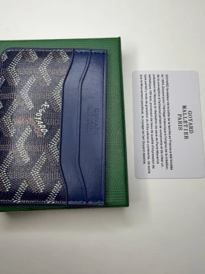 Korthållare plånbok - Fin plånbok i grå färg med en lyxig märke, fin för adda på till stilen. Finns fler inne och andra färger ifall man är intresserad av  eller andra.