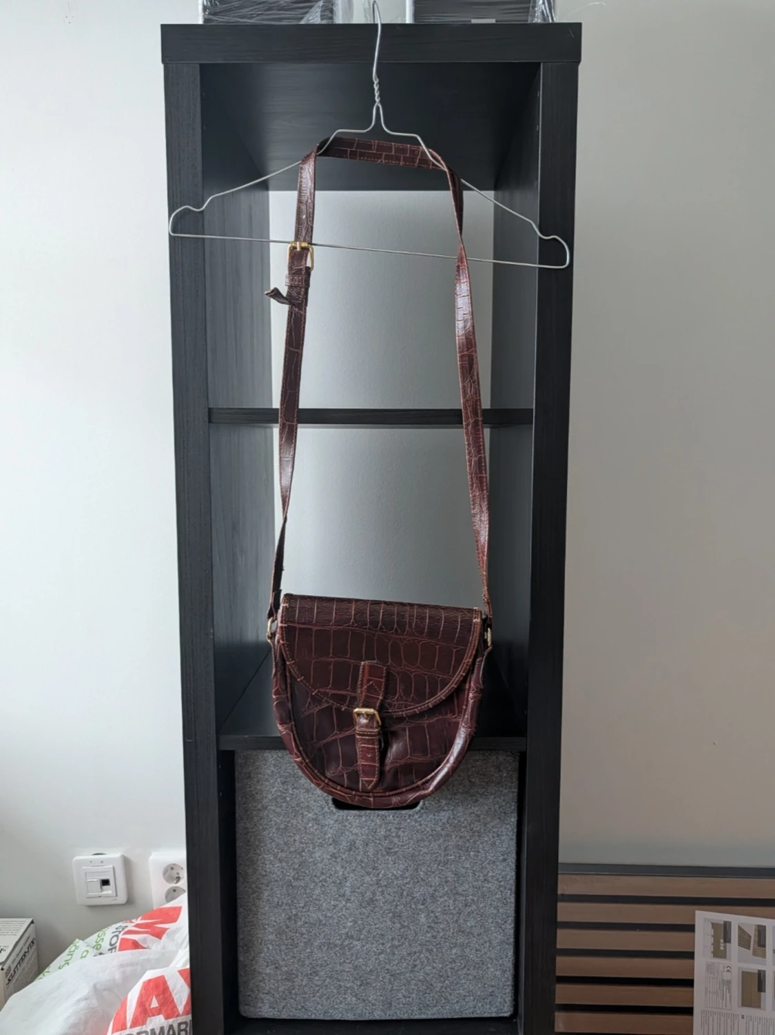 Brun axelväska i skinn med krokoprägling