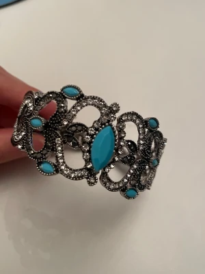 Armband - Armband med turkos stenar.