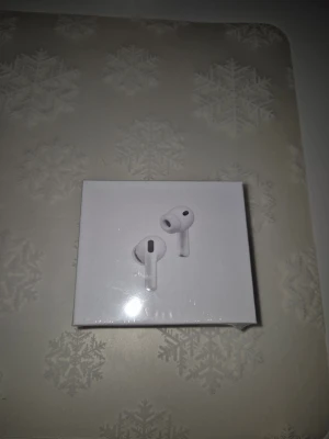 Apple AirPods Pro 3 - Nya Apple AirPods Pro 3 i obruten förpackning. Trådlösa hörlurar med aktiv brusreducering, laddningsetui och fem olika storlekar på örontoppar. Kompatibla med USB-C, MagSafe och Qi-laddare. Perfekt för både musik och samtal. Förpackningen är i fint skick.