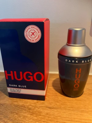 Hugo Dark Blue EdT 75ml - Härlig, klassisk doft från Boss, Travel Exclusive Edition. Volym: 75 ml. Ny flaska i förpackning, endast doftad på via korken. Pris /ml i dagsläget 3,3-6,1 kr, mitt pris 3 kr/ml. Välkommen!