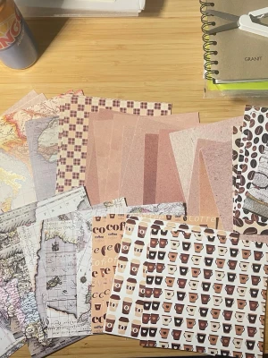 Cirka 50 ark scrapbookingpaper  - Cirka 50 ark scrapbooking kartong. 