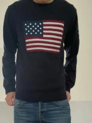 GANT USA tröja - .Säljer en sjukt fet mörkblå finstickad USA tröja från Gant. Tröjan är i mycket bra skick och är i strl L men kan även passa strl M. Hör gärna av er vid frågor eller funderingar!!