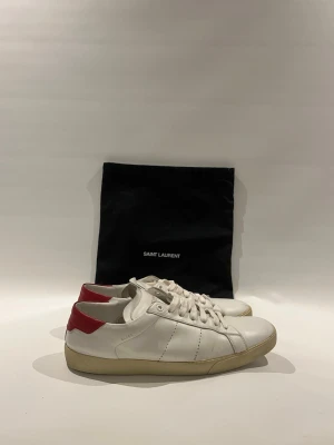Saint Laurent SL/06 - Fräscha Saint Laurent SL/06 skor, storlek 44, bra skick, påse ingår, ny pris ca 7000kr
