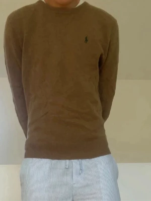 Ralph Lauren stickad tröja - Säljer en sjukt fet stickad tröja i färgen brun från Ralph Lauren! Tröjan är i bra skick och är gjord i 100% lambswool. Den sitter även i strl L. Hör gärna av er vid frågor eller funderingar!! 