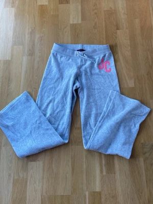 Gråa juicy byxor - Snygga grå juicy byxor 