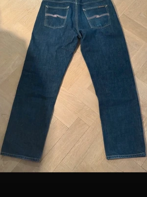 Nudie rad rufus - Nudie jeans x Jeff Olsson, sällsynt collab. Råa jeans med rosa detaljer, storlek 32 x 34 men är kortare. Så mer som 32 x 32