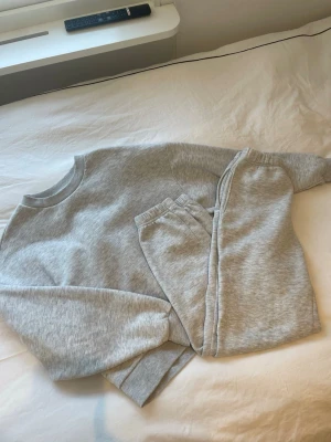 Mjukis set - Mjukis sett från Gina Tricot som inte säljs längre (om jag har förstått rätt). Det köptes sammanlagt för ca 600kr och har små defekter (settet är lite nopprigt, men det syns inte tydligt). Tröjan är i storlek XS, byxorna i XXS. Settet köps med båda delar💗