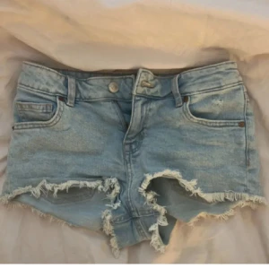 Ljusblåa jeans shorts  - Jättesnygga jeansshorts i lowwaist modell och har inga defekter!
