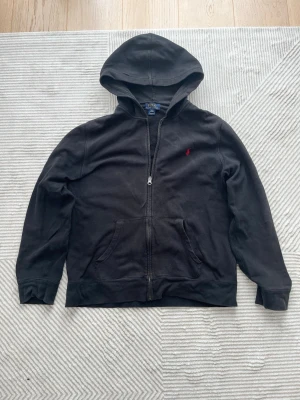  Ralph Lauren  zip tröja - En zip tröja som sitter jävligt snyggt och passar bra. Säljer den nu väldigt billigt. Org pris (1759)