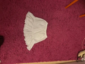 Vit kjol - En supersöt vit kjol med soets på botten. Står ej storlek. Passa storlek xxs-s. Skriv om ni har frågor. Priset går att diskutera och jag kan gärna mötas upp i stockholm☺️