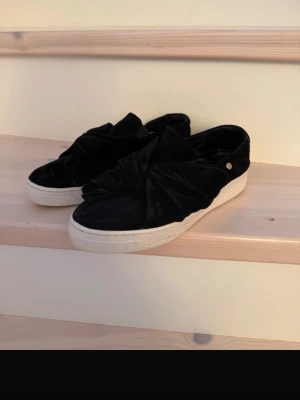 Svarta sneakers i äkta skinn - Säljer ett par svarta sneakers i äkta skinn, märkes skor! Toppen skick!💓💓