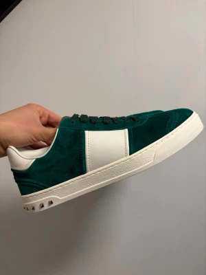 Valentino flycrews gröna  - Säljer ett par Valentino flycrews i mörkgrön. Skorna är helt nya! Dustbags + extra tillbehör ingår! Skorna är stora i storleken!