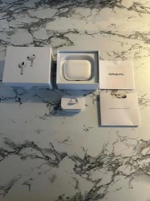 Airpods Pro 3 - Säljer ett par AirPods Pro 3, för 1500 men kan tänka mig att gå ner till ett rimligt pris där båda blir nöjda. Nypris 3000, hör av dig om du vill ha med bilder!