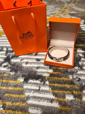 H armband - Säljer en stilren armband från H… Den helt ny och oanvänd, 2 kvar i lager. Vid frågor eller fler bilder sånär det bara att kontakta.