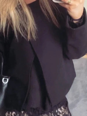 Svart kappa - Säljer min svarta kappa från gina , använder inte längre ❣️