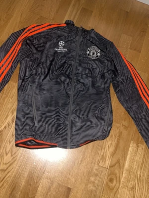 Manchester United vindjacka Adidas XS - Tjena!Säljer en as schysst limited edition Manchester united vindjacka som köptes för 1500