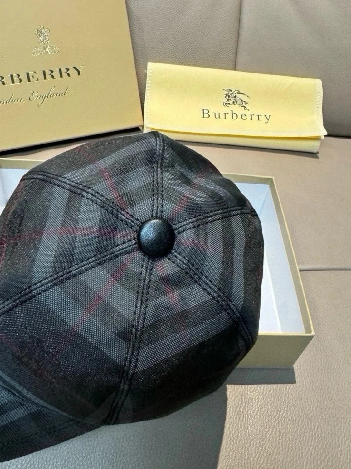 Svart rutig keps från Burberry - 3