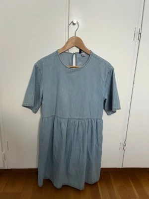 Ljusblå jeansklänning XS - Söt ljusblå klänning som är perfekt på sommaren att till exempel för att dra över sin bikini eller när man ska ut och äta