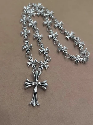 Rockstar Cross Chain Necklace - 53 cm långt. 