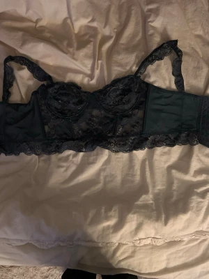 Coral blå spetskorsett  - Säljer en coral blå spetskorsett, på sista bilen ser du att lappen är borta så vet tyvärr inte var den är ifrån. Har kupa 75 B och denna passar rätt så bra. Antar att de är xs/s i storlek 