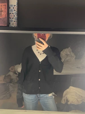 Svart kofta  - Jag säljer min jätte sköna kofta med fickor framtill imed att den inte kommer till användning🫰🏼